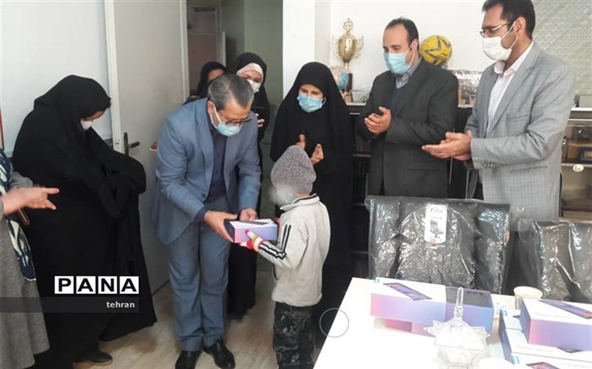 اهدای 8 دستگاه تبلت به دانش‌آموزان توسط همکاران و خیرین دبستان دهخدا منطقه 18