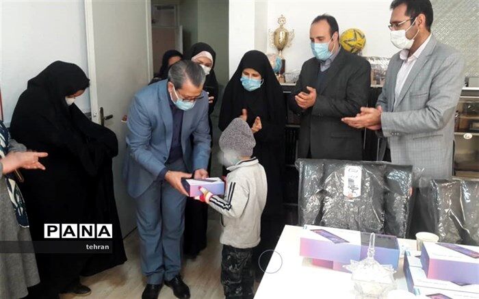 اهدای 8 دستگاه تبلت به دانش‌آموزان توسط همکاران و خیرین دبستان دهخدا منطقه 18