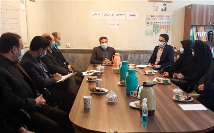 آموزش همراه با عشق به دانش‌آموزان می‌تواند بخش مهمی از اهداف پرورشی را تامین کند‌