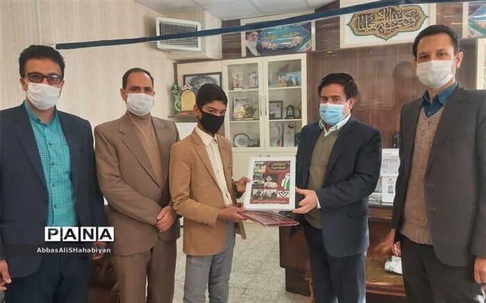 تقدیر مدیر آموزش وپرورش کاشمراز مداح برگزیده کشوری