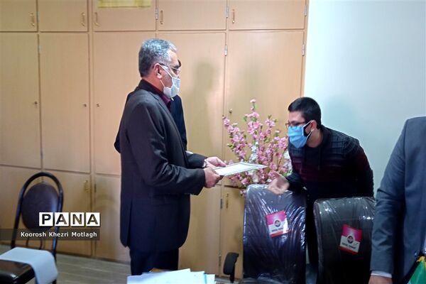 نشست توجیهی و آشنایی اعضای هیات رئیسه مجلس دانش‌آموزی با مدیر آموزش و پرورش کازرون
