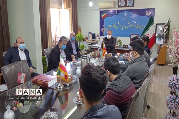 نشست توجیهی و آشنایی اعضای هیات رئیسه مجلس دانش‌آموزی با مدیر آموزش و پرورش کازرون