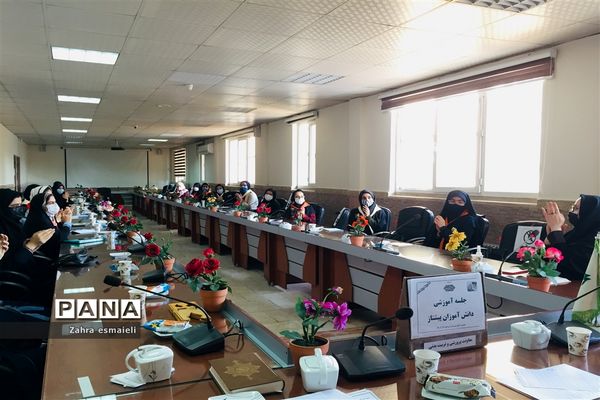 جلسه آموزشی دانش‌آموزان پیشتاز در قرچک