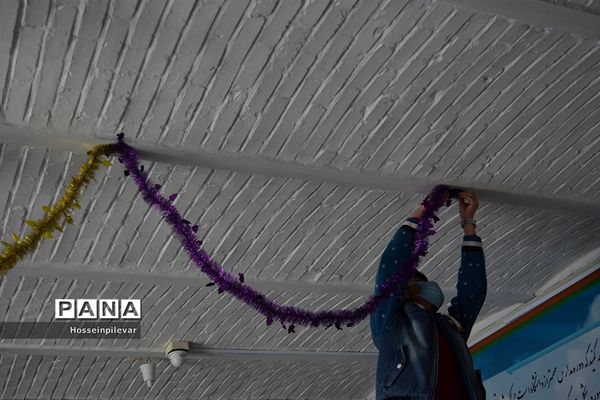 تزئین سالن دبیرستان شهید نواب صفوی بیرجندبرای دهه فجر
