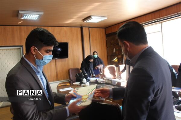 دیدار اعضای مجلس دانش آموزی با مدیر کل آموزش و پرورش استان اصفهان