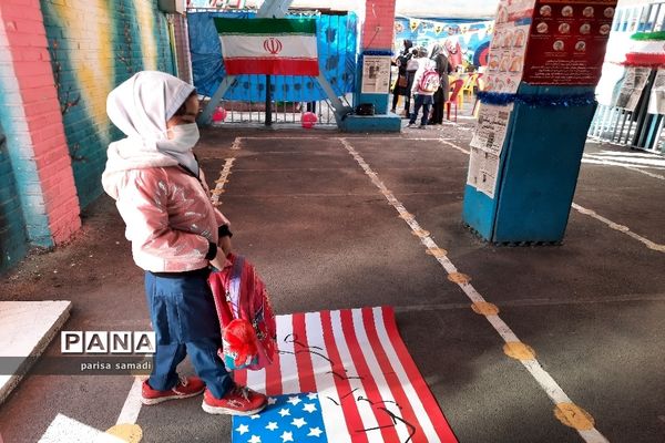 نواخته شدن زنگ انقلاب در منطقه 13 شهر تهران