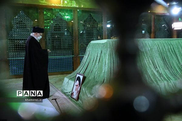 حضور رهبر انقلاب در مرقد امام خمینی(ره) و گلزار شهدا