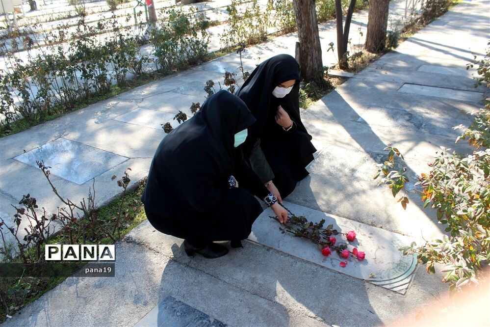 تجدید میثاق پرسنل آموزش و پرورش منطقه 19 با شهدای انقلاب اسلامی