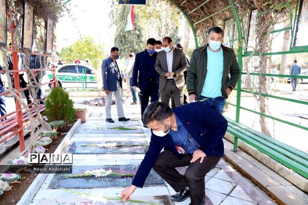 غبار روبی و گل افشانی قبور مطهر شهدای ورزشکار به مناسبت آغاز دهه فجر توسط جامعه ورزش  شهرستان شیراز