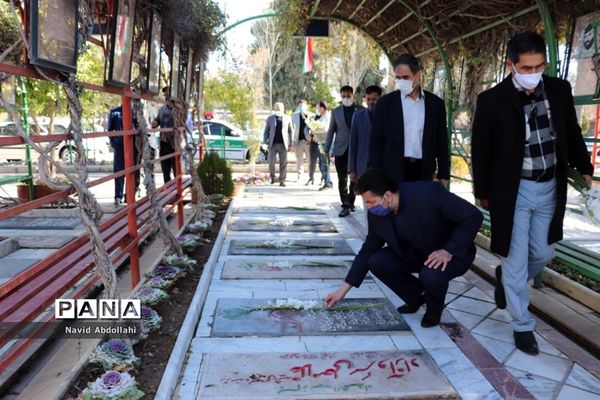 غبار روبی و گل افشانی قبور مطهر شهدای ورزشکار به مناسبت آغاز دهه فجر توسط جامعه ورزش  شهرستان شیراز