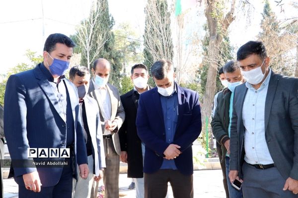 غبار روبی و گل افشانی قبور مطهر شهدای ورزشکار به مناسبت آغاز دهه فجر توسط جامعه ورزش  شهرستان شیراز