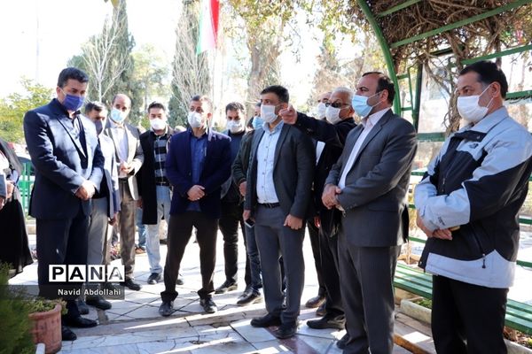 غبار روبی و گل افشانی قبور مطهر شهدای ورزشکار به مناسبت آغاز دهه فجر توسط جامعه ورزش  شهرستان شیراز