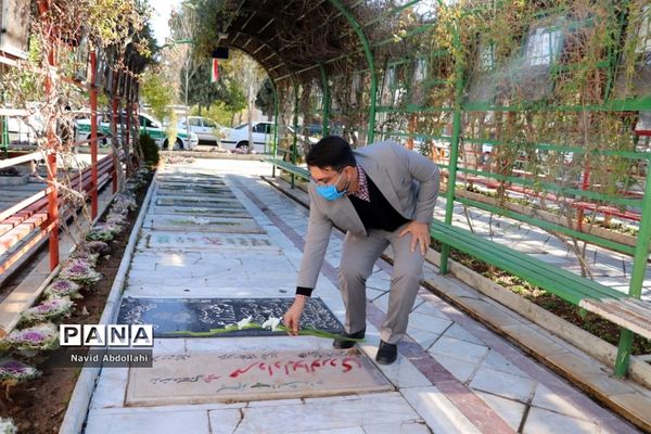 غبار روبی و گل افشانی قبور مطهر شهدای ورزشکار به مناسبت آغاز دهه فجر توسط جامعه ورزش  شهرستان شیراز