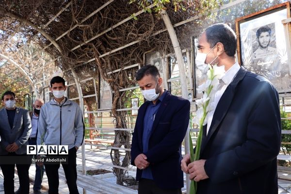 غبار روبی و گل افشانی قبور مطهر شهدای ورزشکار به مناسبت آغاز دهه فجر توسط جامعه ورزش  شهرستان شیراز