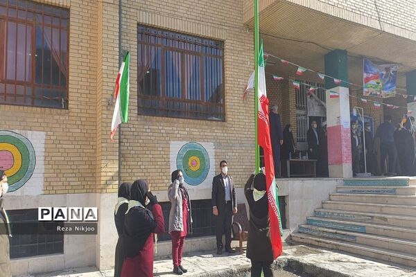 نواختن زنگ گلبانگ انقلاب اسلامی در بهارستان یک