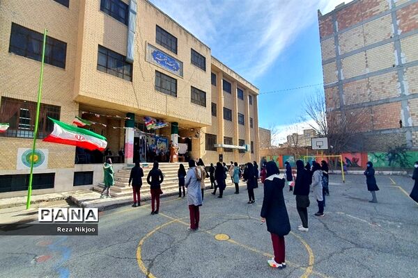 نواختن زنگ گلبانگ انقلاب اسلامی در بهارستان یک