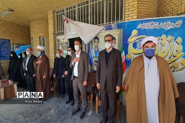 نواختن زنگ گلبانگ انقلاب اسلامی در بهارستان یک