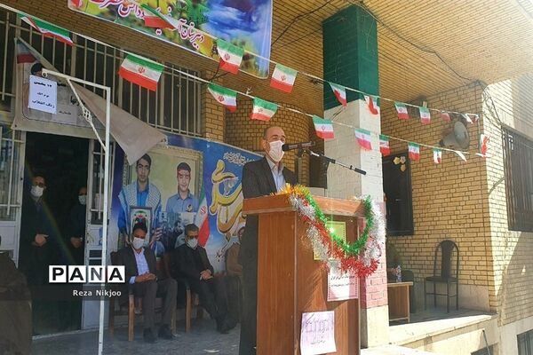 نواختن زنگ گلبانگ انقلاب اسلامی در بهارستان یک