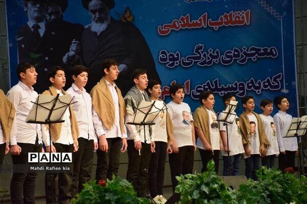 مراسم آغاز دهه فجر و سالروز ورود امام خمینی(ره) به میهن در مصلی بزرگ تبریز