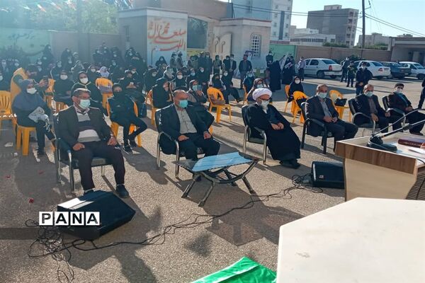 نواختن زنگ انقلاب درهنرستان دخترانه ساجده  ناحیه ۴ اهواز