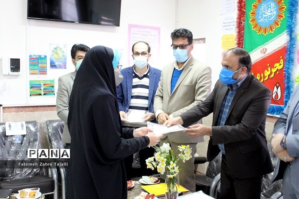 تقدیر از دانش آموزان برگزیده مسابقات مدرسه نخبگان سمنان