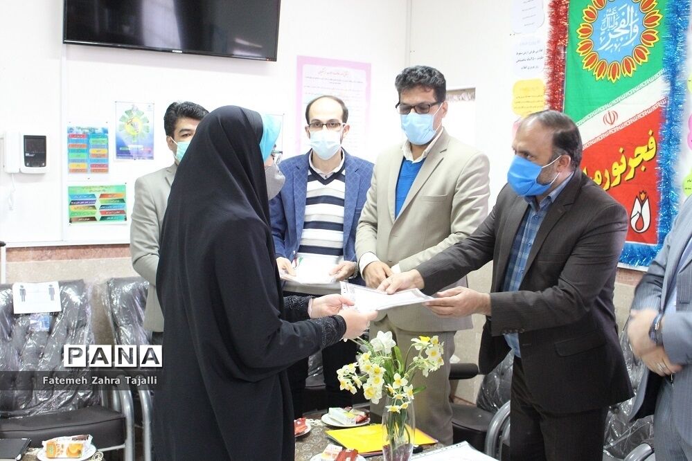تقدیر از دانش آموزان برگزیده مسابقات مدرسه نخبگان سمنان