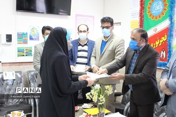 تقدیر از دانش آموزان برگزیده مسابقات مدرسه نخبگان سمنان