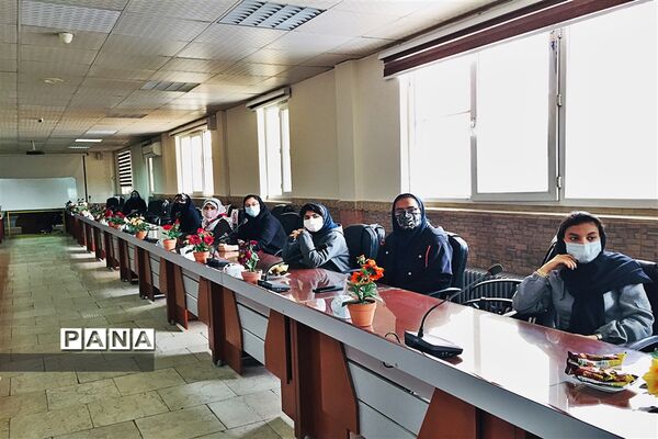 حضور دانش‌آموزان پیشتاز و فعال در جلسه آموزشی خبرنگاری پانا در قرچک