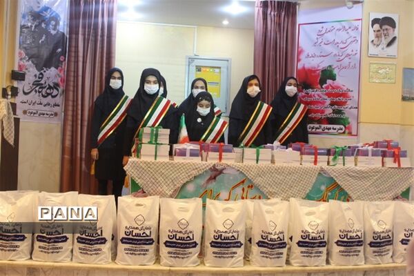 اهدای 90 عدد تبلت  و 200 بسته معیشتی  به دانش آموزان نیازمند در اصفهان