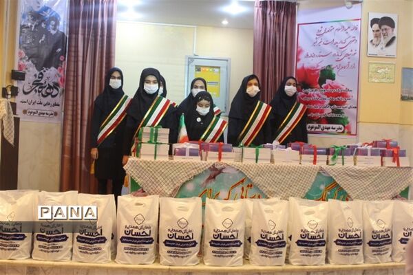 اهدای 90 عدد تبلت  و 200 بسته معیشتی  به دانش آموزان نیازمند در اصفهان