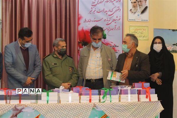 اهدای 90 عدد تبلت  و 200 بسته معیشتی  به دانش آموزان نیازمند در اصفهان