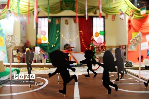 برپایی نمایشگاه دست‌سازه‌های دانش‌آموزان به مناسبت بزرگداشت ایام دهه فجر در ناحیه یک شهرری