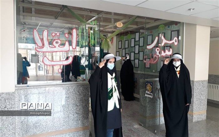 برگزاری نمایشگاه انقلاب در محل اداره آموزش و پرورش شهرستان نجف آباد