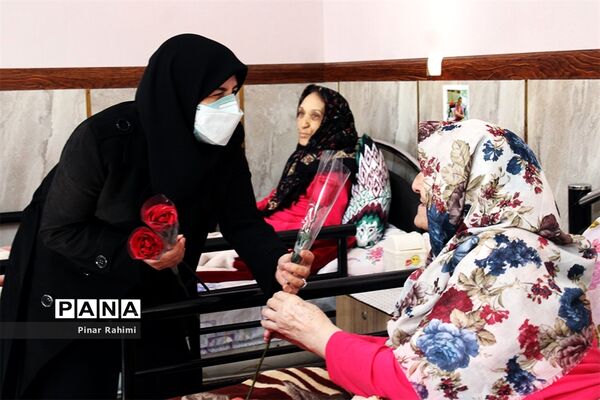 بازدید مدیرکل بهزیستی آذربایجان شرقی به مناسبت روز مادر از خانه سالمندان