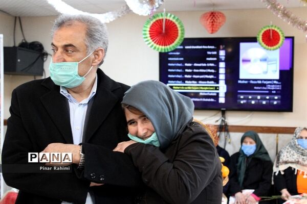 بازدید مدیرکل بهزیستی آذربایجان شرقی به مناسبت روز مادر از خانه سالمندان