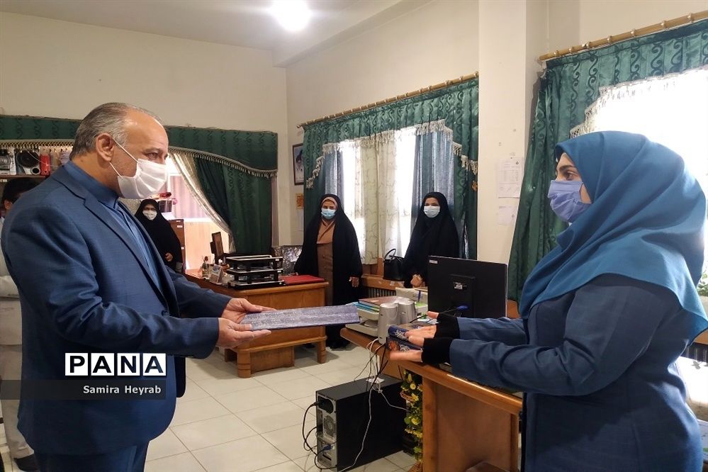 تجلیل مدیرکل آموزش و پرورش خراسان جنوبی ازکارکنان زن اداره کل در روز زن