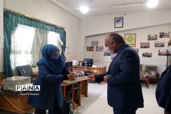 تجلیل مدیرکل آموزش و پرورش خراسان جنوبی ازکارکنان زن اداره کل در روز زن