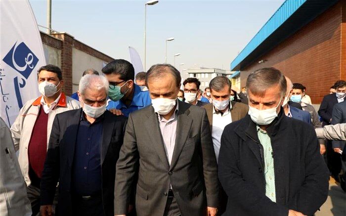 وزیر صنعت خط تولید کامپیوتر خودرو را افتتاح کرد