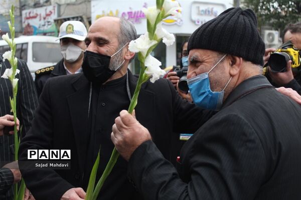 اهدای گل به پلیس راهنمایی و رانندگی در ساری