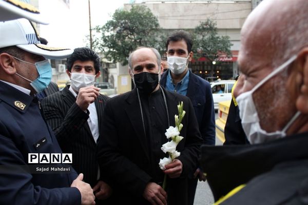 اهدای گل به پلیس راهنمایی و رانندگی در ساری