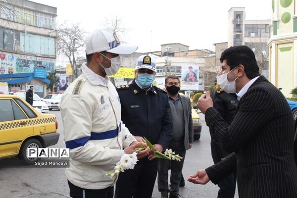 اهدای گل به پلیس راهنمایی و رانندگی در ساری
