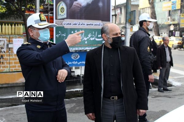 اهدای گل به پلیس راهنمایی و رانندگی در ساری