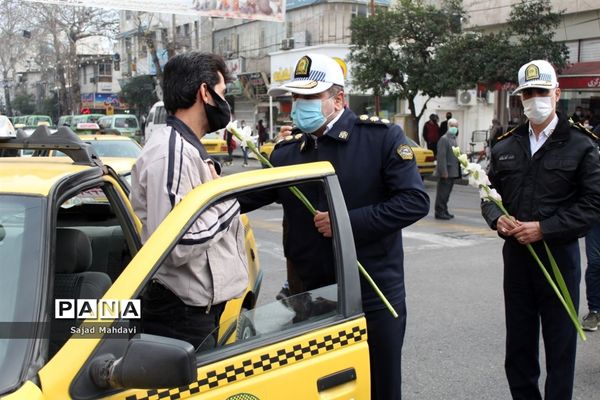 اهدای گل به پلیس راهنمایی و رانندگی در ساری