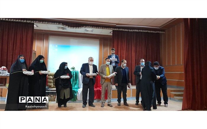 تجلیل از آموزش دهندگان نهضت سواد‌آموزی شهرستان قرچک به مناسبت روز زن