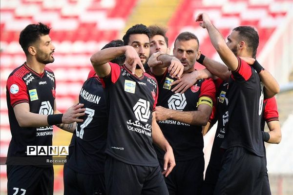 دیدار تیم های تراکتور سازی تبریز و پرسپولیس تهران