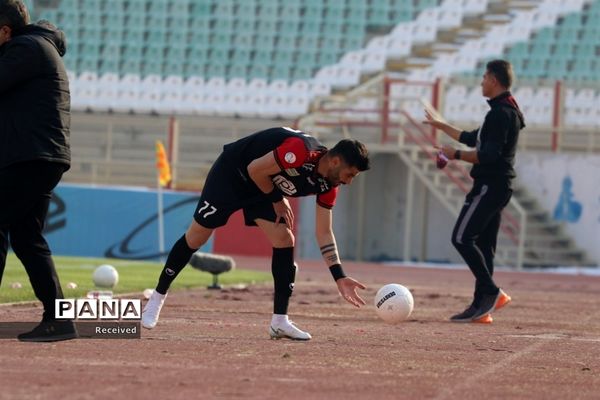 دیدار تیم های تراکتور سازی تبریز و پرسپولیس تهران