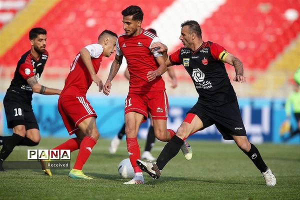 دیدار تیم های تراکتور سازی تبریز و پرسپولیس تهران