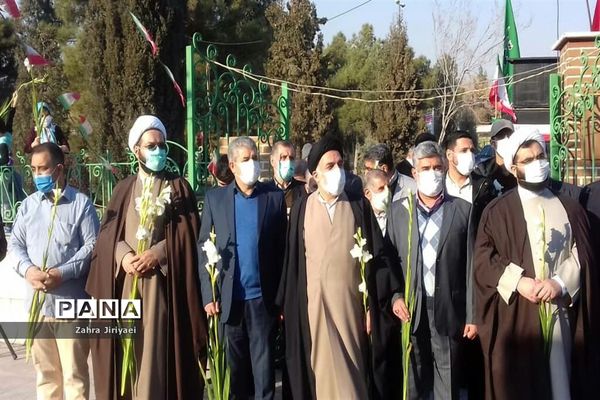 مراسم غبار‌روبی آرامگاه شهدا خاورشهربه مناسبت دهه مبارکه فجر