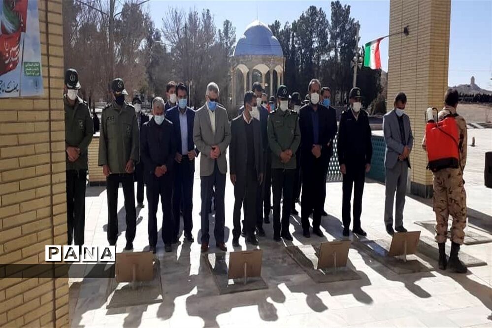 عطرافشانی وغبارروبی گلزارشهدای ابرکوه
