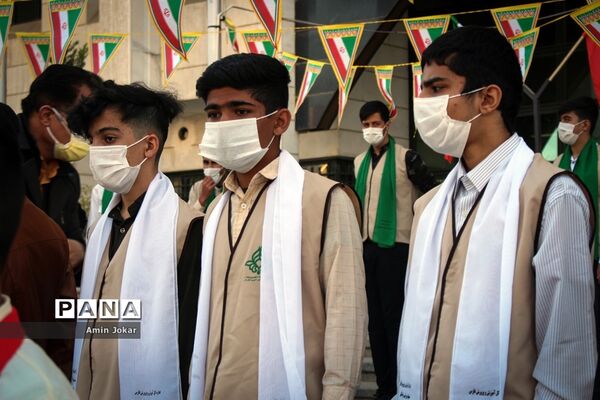 اجرای سرودهای انقلابی توسط پیشتازان  شیرازی